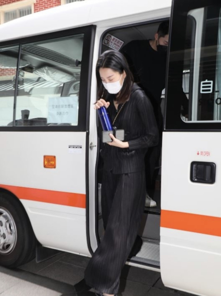 何猷启|赌王三房儿子何猷启结婚两年与妻子貌合神离，十指紧扣新女友另筑爱巢