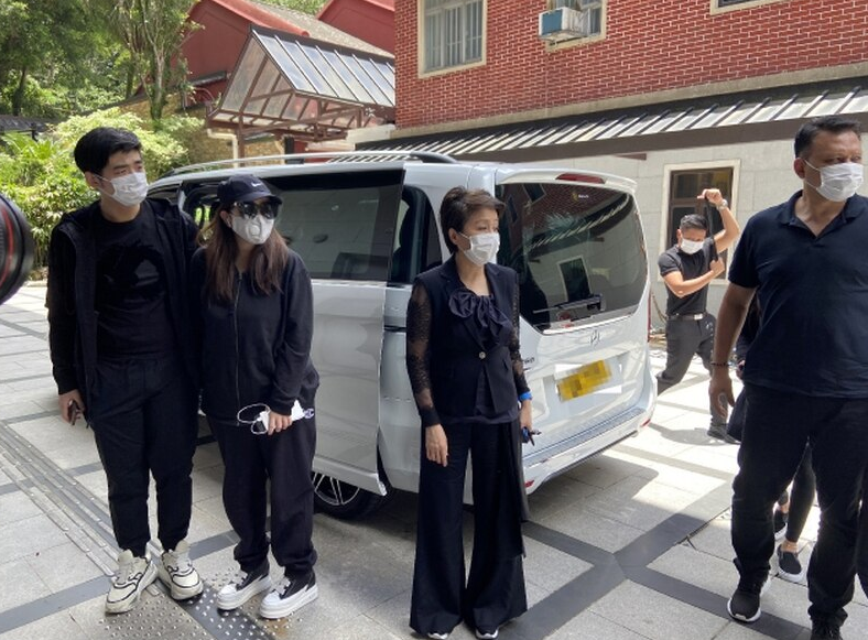 何超雄|赌王尾七！四房成员齐聚，何超雄需要人搀扶超可怜，窦骁再次现身
