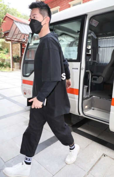 何超雄|赌王尾七！四房成员齐聚，何超雄需要人搀扶超可怜，窦骁再次现身