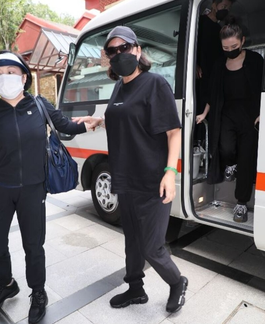 何超雄|赌王尾七！四房成员齐聚，何超雄需要人搀扶超可怜，窦骁再次现身