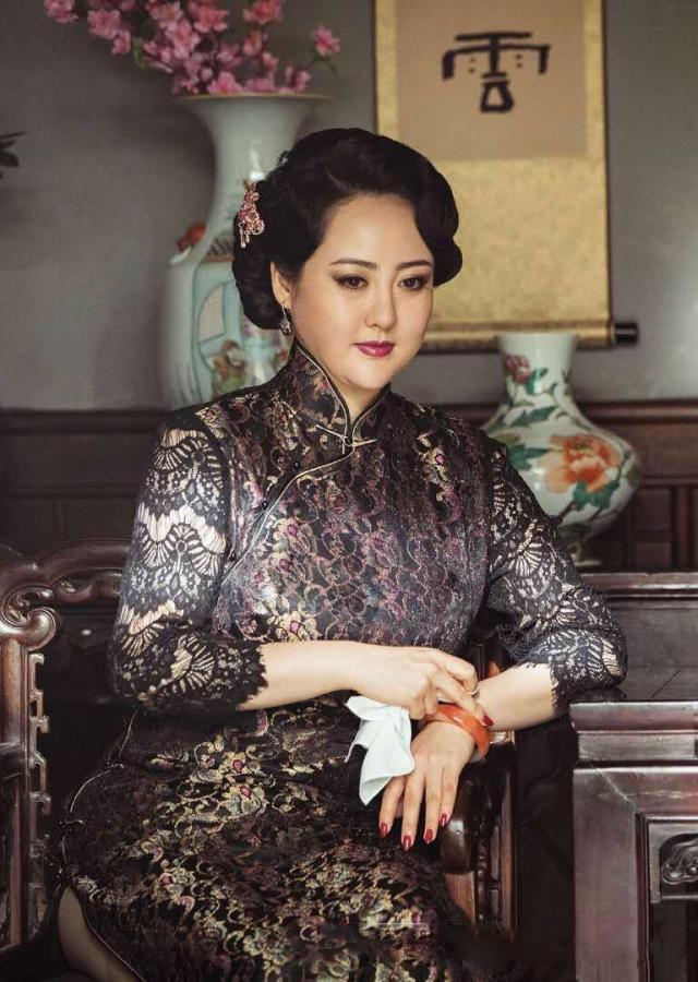 胖胖的你适合穿旗袍吗?看看傅首尔吧,她居然穿出了惊艳感