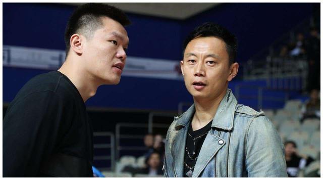 仅差2岁杜锋两鬓斑白朱芳雨却神采飞扬主教练果真是血肉磨盘