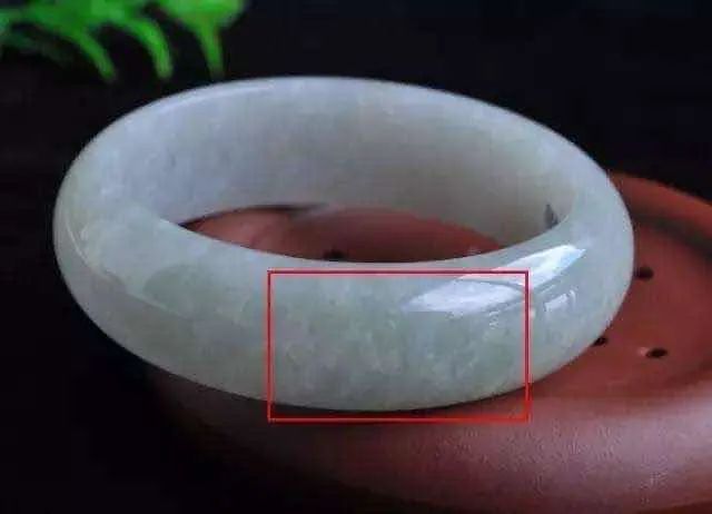 或是有外来杂质渗入时,就会形成棉,翡翠的棉絮在灯光下会呈现透明或者