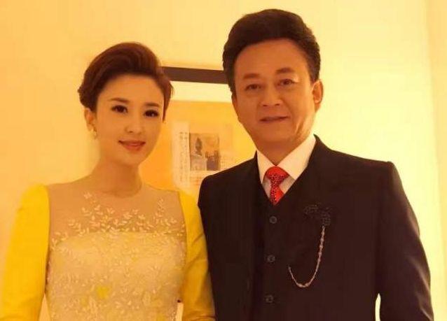40岁央视美女主持人张蕾,与大20岁富豪结婚,生活中被宠成小学生!