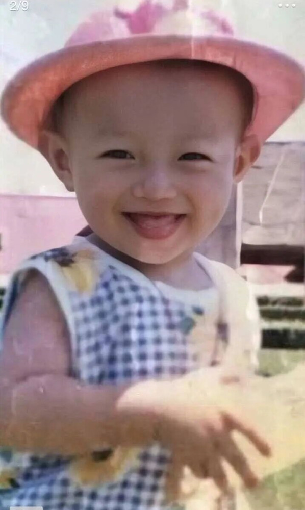 许凯究竟有没有整容,双眼皮是揉出来的?童年照一出答案自然来了