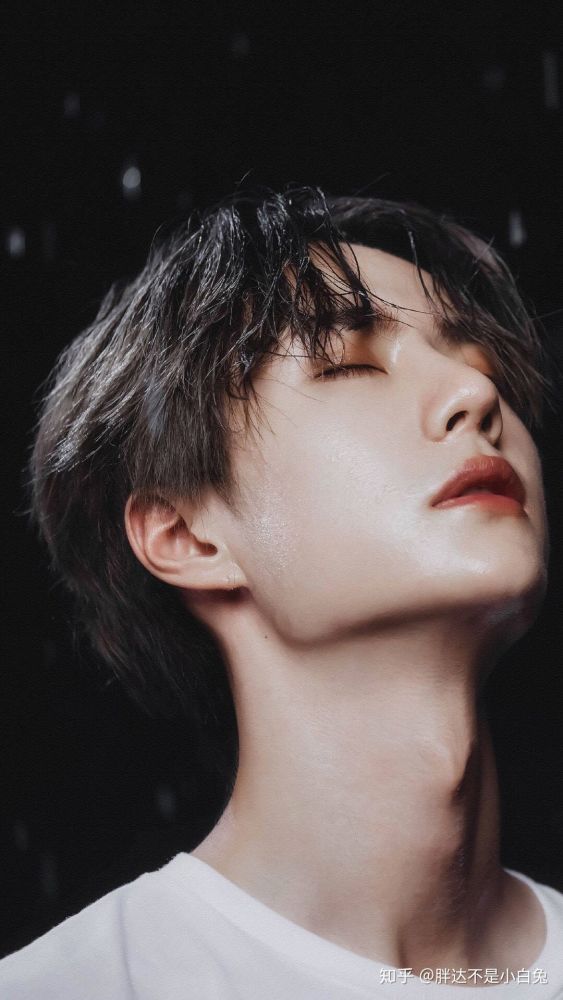 王一博修长的脖子衬得人高贵