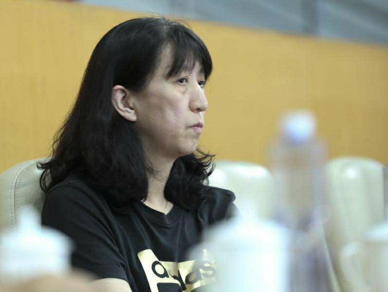 赖亚文应该效仿恩师郎平,去出任中国女排主教练,帮助中国女排解决主帅