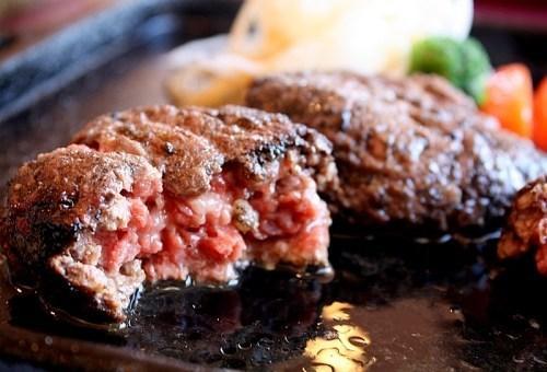 最早的原型皆是韃靼牛肉(tartar steak),只是在美國速食文化的席捲下