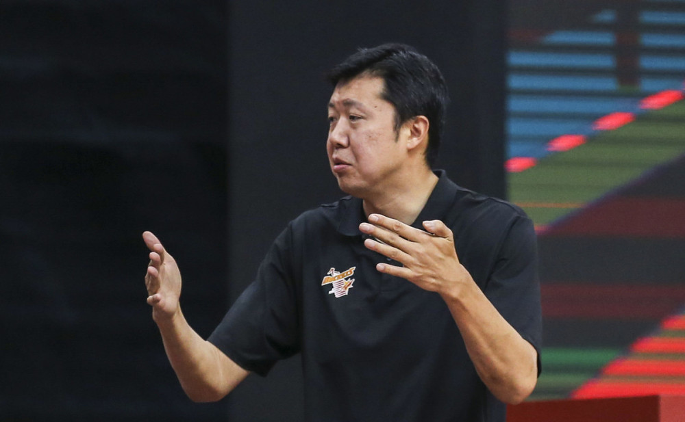 八一8分惜败广东!邹雨宸受伤离场,雷蒙空砍28分 王治郅眉头紧锁