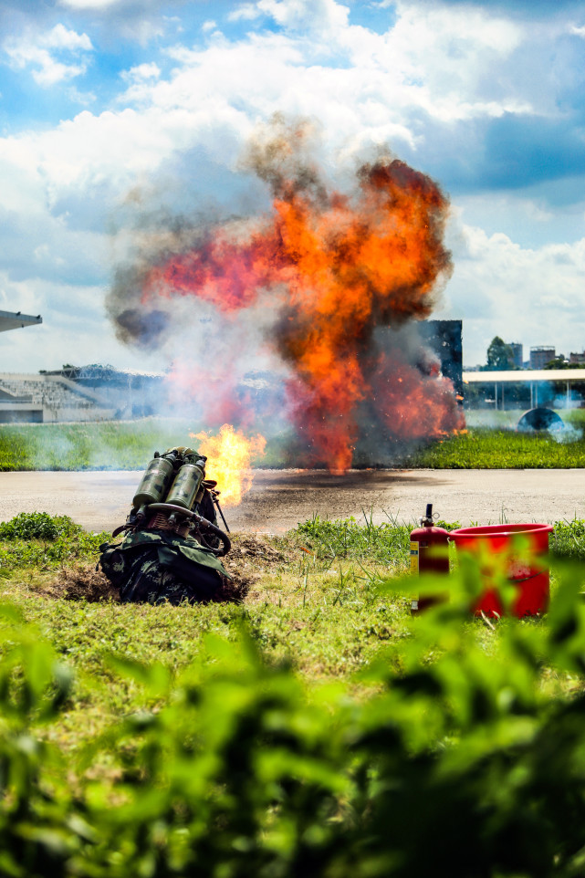 燃爆多角度实拍武警防化兵喷火训练