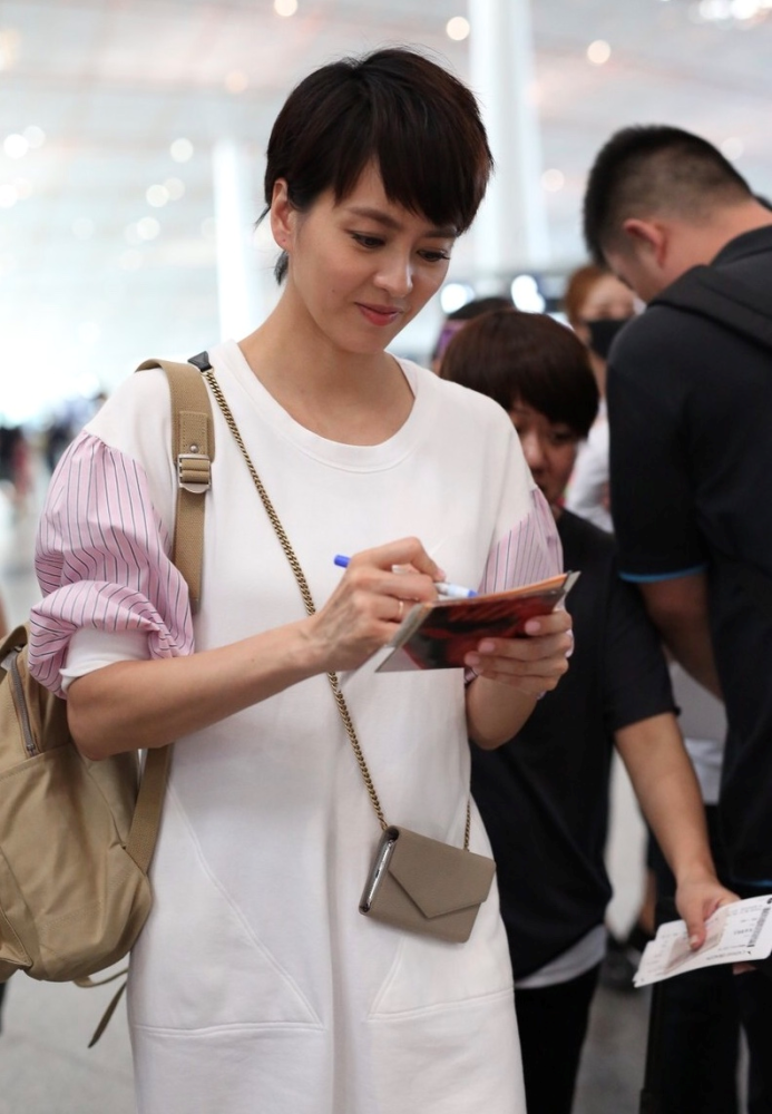 梁咏琪机场穿搭真漂亮短发搭配泡泡袖连衣裙简约高级又时髦
