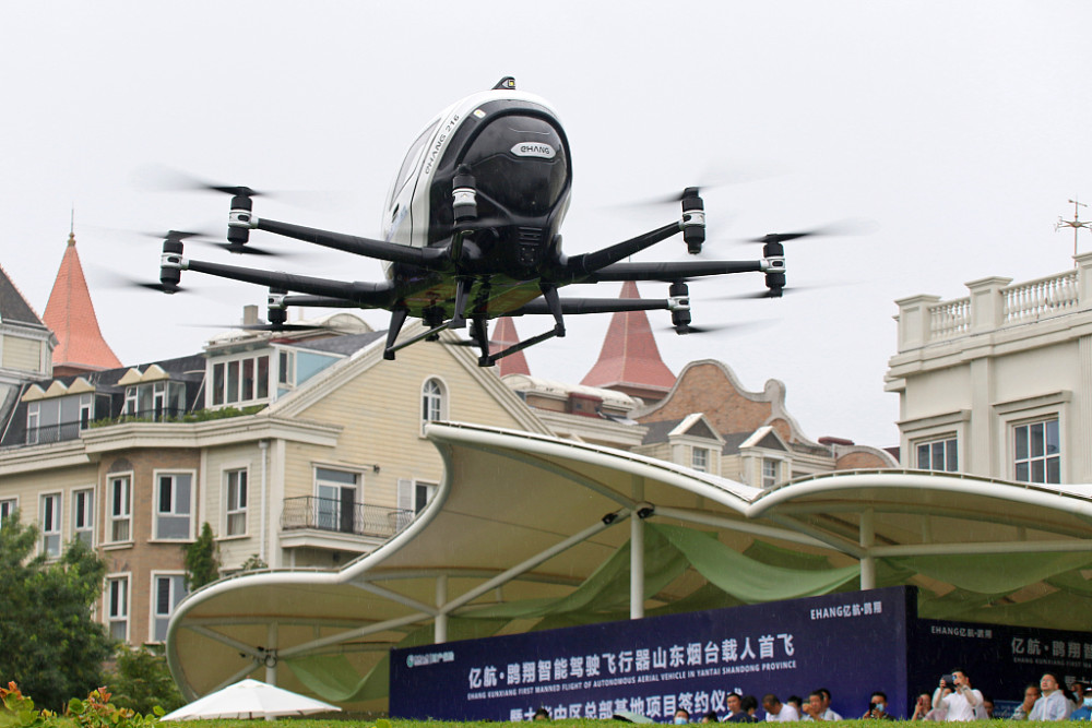 "亿航216"自动驾驶飞行器在山东烟台首次公开载人飞行