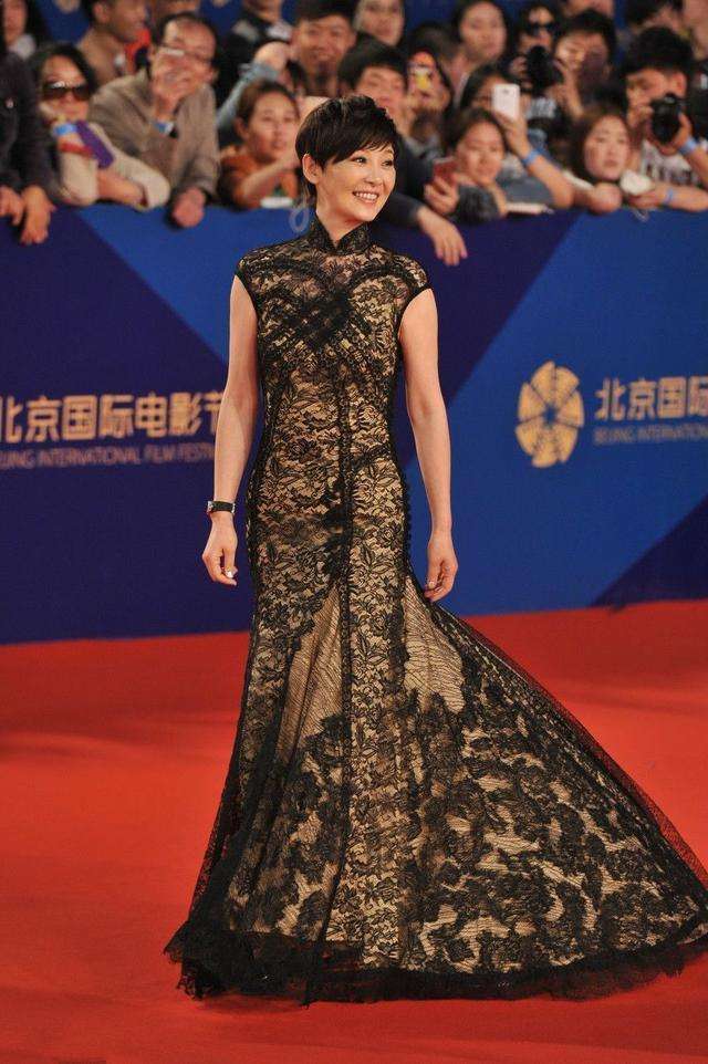 徐帆出席活动短发搭配黑色旗袍礼服既突出了她的成熟魅力