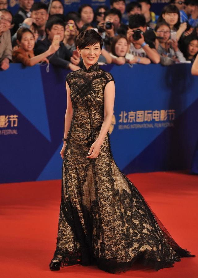 徐帆出席活动短发搭配黑色旗袍礼服既突出了她的成熟魅力