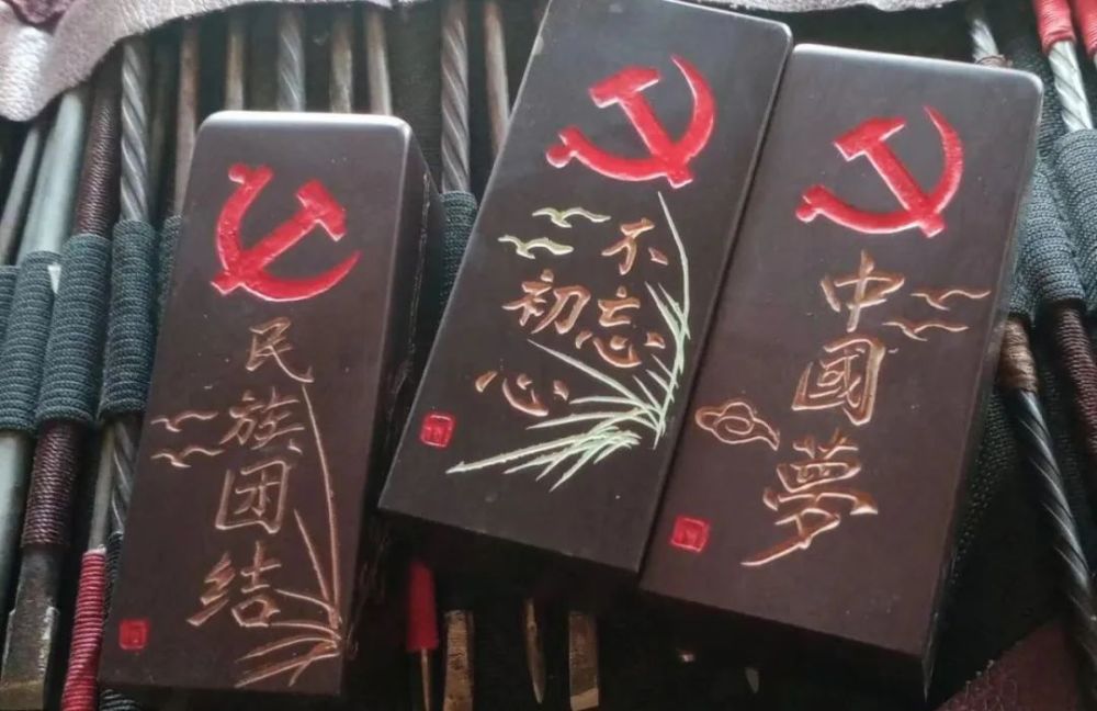 采访当天,一块刻有"不忘初心,牢记使命"的印章吸引了记者的注意力.