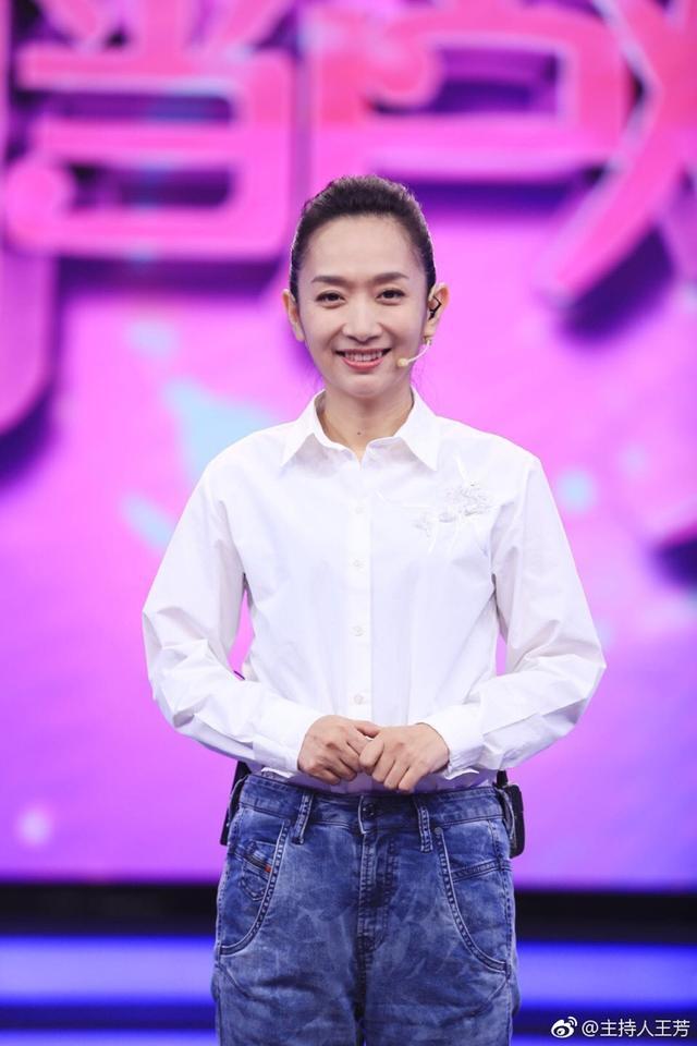 著名主持人王芳学网红直播?嫁大15岁高学历老公,卖货也彰显水平
