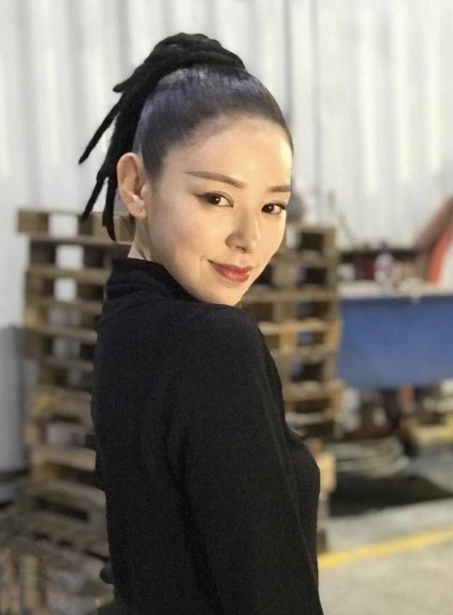 说起外貌,谭凯琪的一家都是颜值很高的人,她的姐姐谭凯欣也是颜值担当