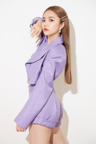 the9官博晒活动写真许佳琪大红裙亮相风头超越刘雨昕