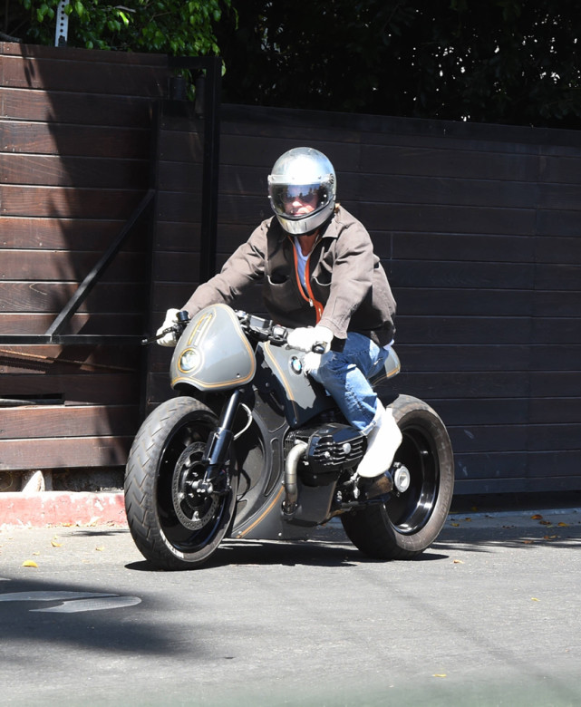 酷帅布拉德皮特离开前妻安吉丽娜朱莉家最新街拍