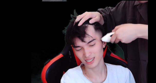 难言说到做到直播剃头场面太壮观网友给到新称号秃秃言