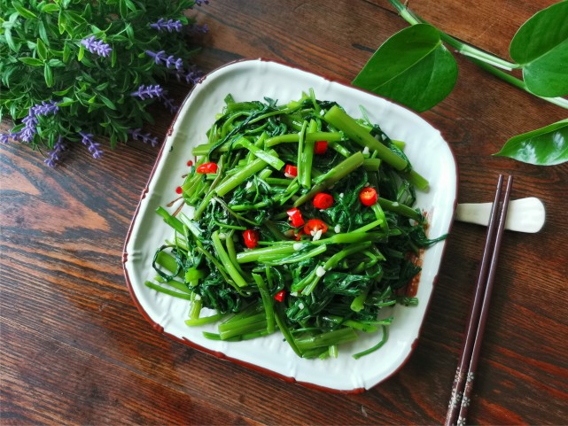 把空心菜放在大碗内,淋入炸好的油,淋入碗内,再加入盐,用筷子翻拌均匀