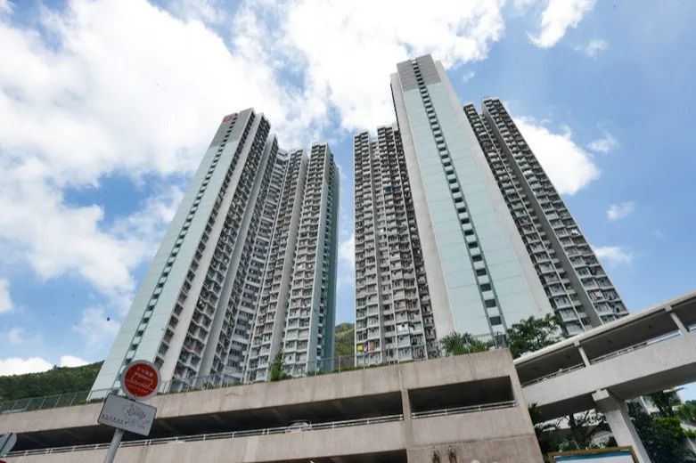 香港疫情告急!数千港人自救离港挤爆深圳湾…_腾讯新闻