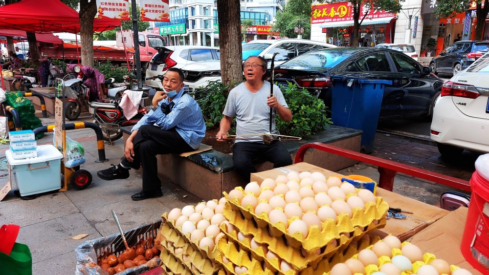 武汉地摊现"享受"大爷:有客人卖鸡蛋,没客人拉二胡找乐,生意火爆