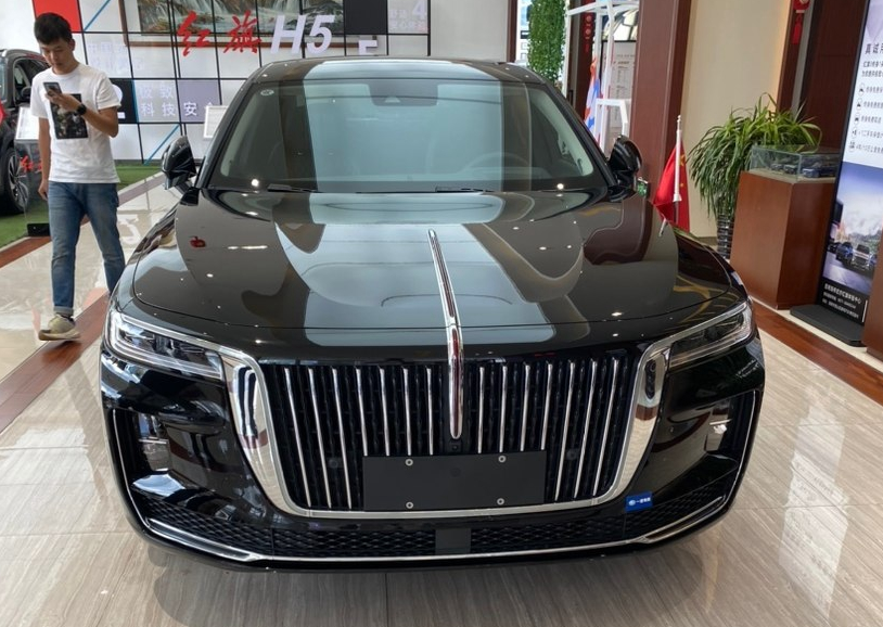 纯黑红旗h9实车到店,可选装旗杆!内饰比奔驰宝马舒服_腾讯新闻
