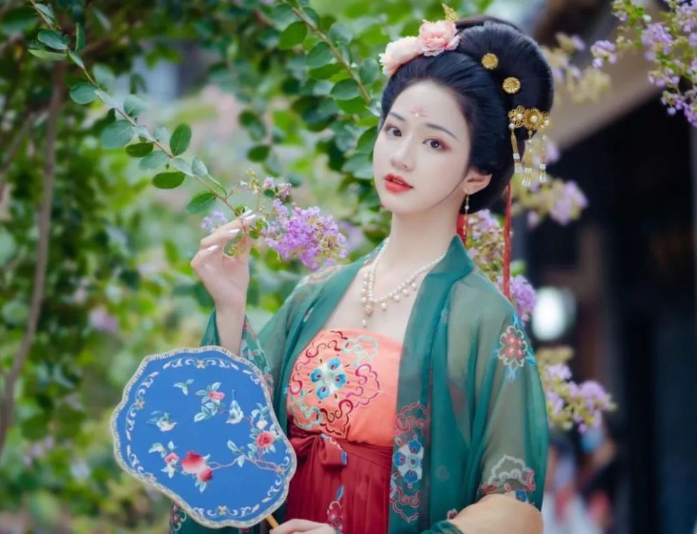 重出江湖的诃子裙这次踢不出去了