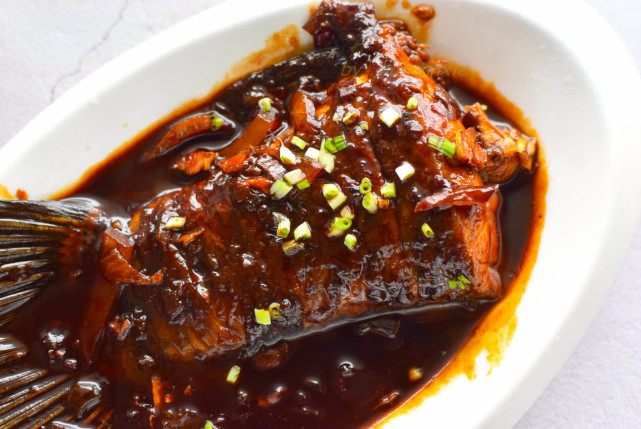 今天用的这个鱼尾巴是青鱼尾,肉质细嫩,红烧非常好吃.