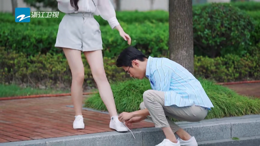 路边还有一对情侣,男孩子蹲下来给女朋友系鞋带……拿着气球的双马尾
