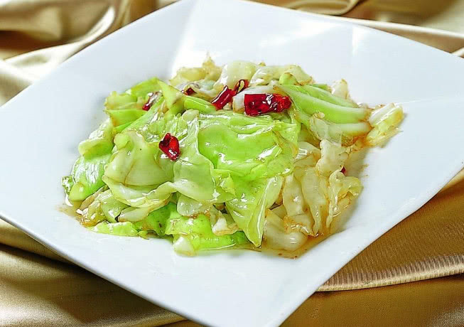 炒包菜时不要直接下锅炒多加这1步包菜更翠绿更入味