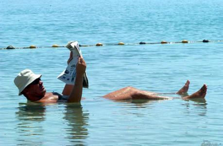 不死的死海 水中没鱼 岸边没树 人却可以在水面看书_腾讯新闻