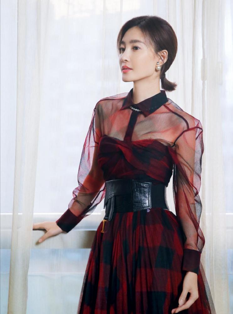 王丽坤换路线了?紫色毛绒披肩配皮裤燃炸全场,好身材藏不住