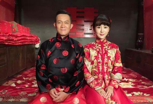 杨紫的8张结婚照和谁都不情愿唯独与他笑的满面春风