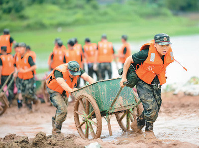 武警官兵奋战鄱阳昌江圩