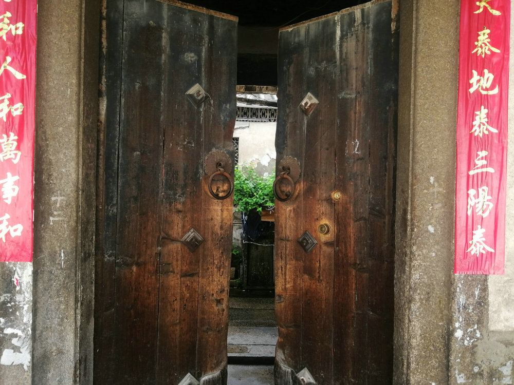广东潮州古城古民居大门装有形态各异门环有何特殊含义