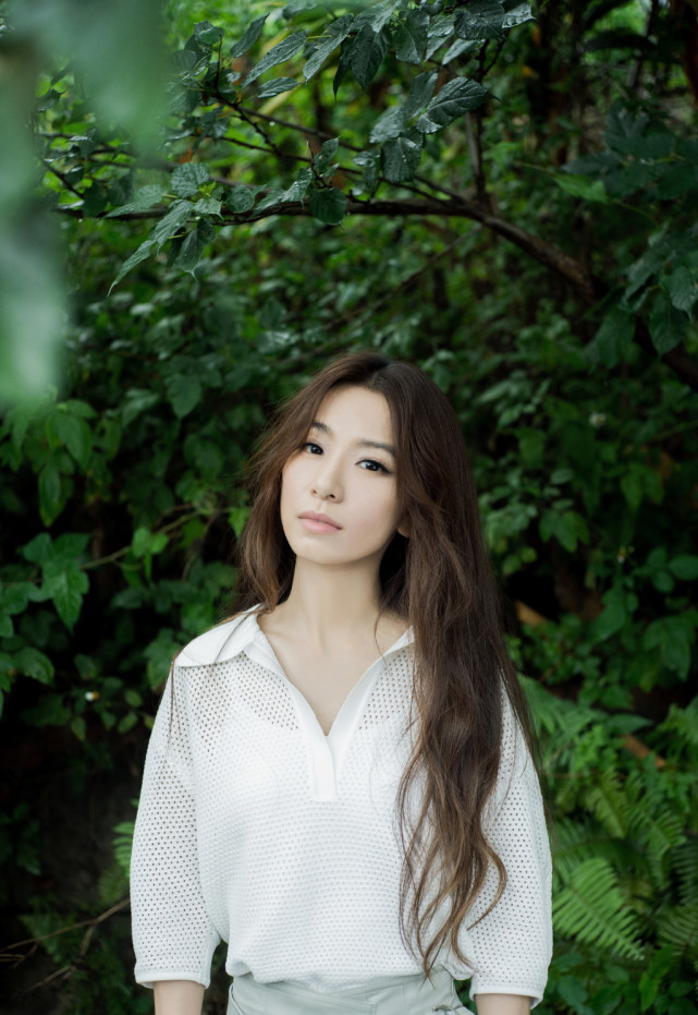 hebe踮起脚尖跳舞穿白色长裙绑及腰麻花辫清纯似初恋女神