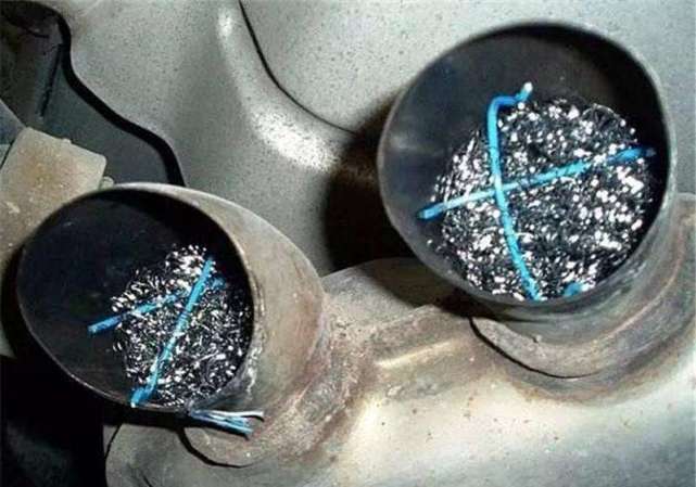 乱停车排气管被塞钢丝球修车师傅幸亏没在你玻璃缝涂502