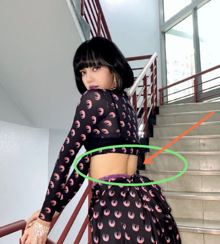 lisa晒楼梯街拍照片,不料被腰间赘肉抢镜,"发福"有点明显