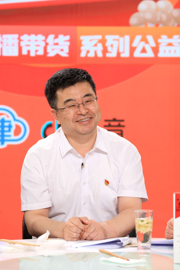 7月10日下午两点,和平区区长陈春江与天津相声广播主持人张宸,赵旭