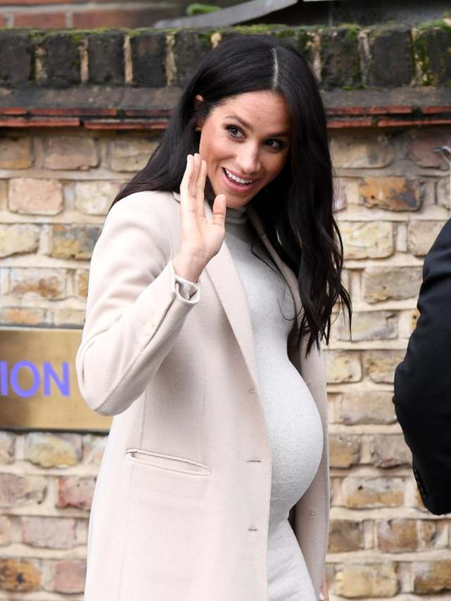 梅根怀二胎后首秀,穿雪纺"孕妇"裙美成少女,哈里打扮像个安保