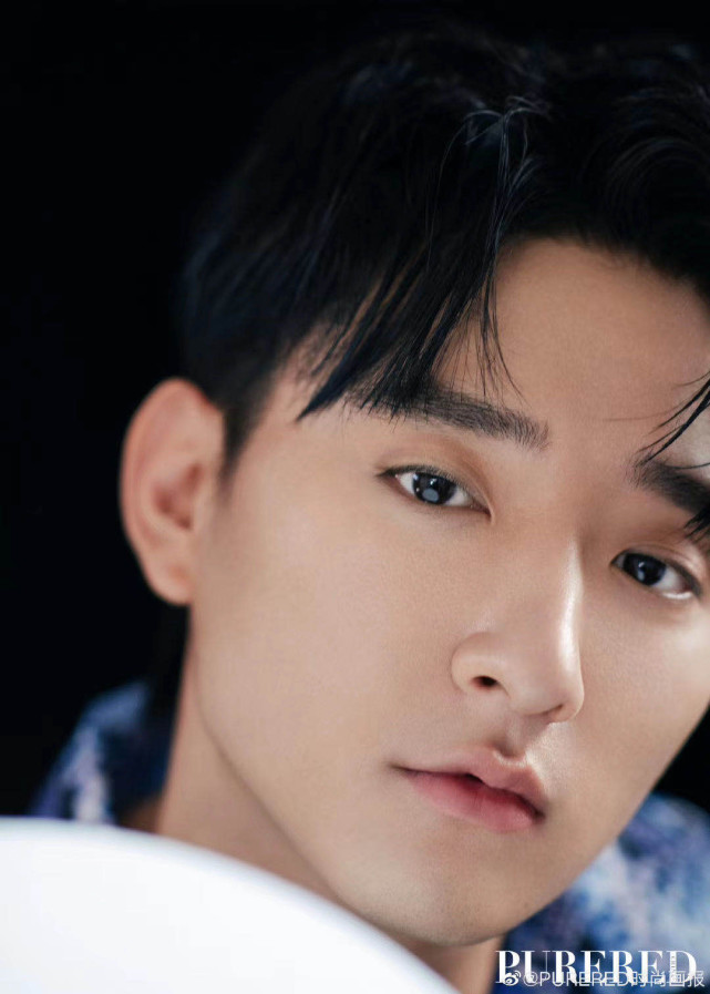 于小彤身着休闲装酷劲十足