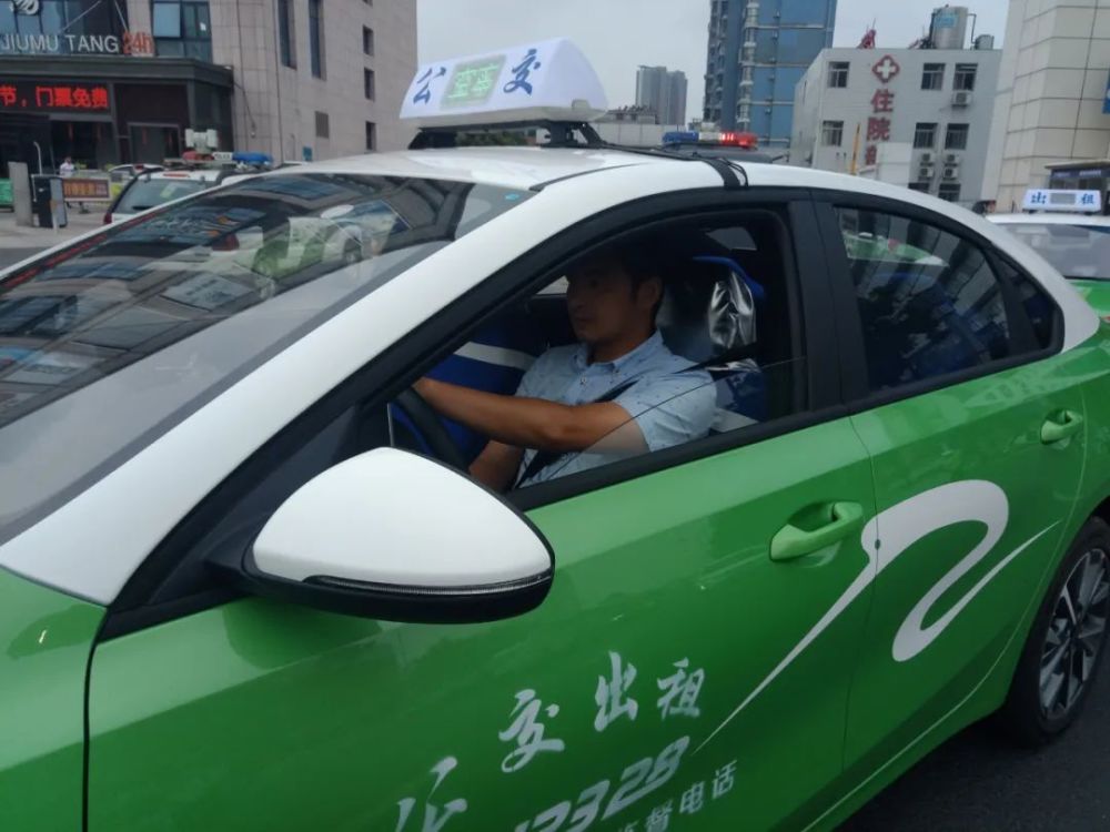 7月11日10时许,30多辆"湿地绿,海盐白"的纯电动出租车,在市区开放大道