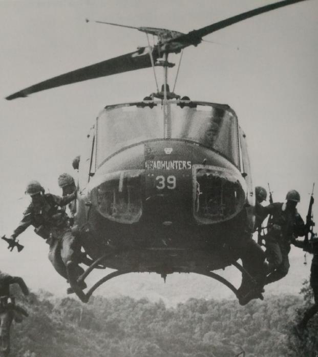 越战期间,奋战在前线的休伊直升机,成为美军最重要的运输手段