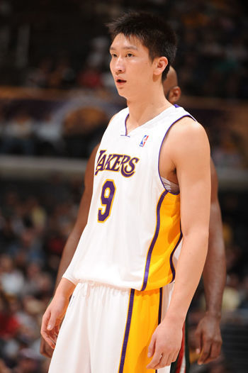 孙悦妻子晒大长腿太美身后大圣湖人球衣抢镜11年前随科比夺冠