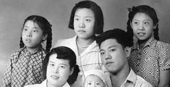 单田芳|单田芳：为报恩娶大8岁妻子，妻子去世，他情深义重决意不再娶