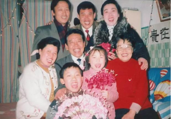 单田芳|单田芳：为报恩娶大8岁妻子，妻子去世，他情深义重决意不再娶