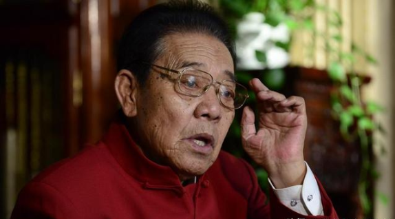 单田芳|单田芳：为报恩娶大8岁妻子，妻子去世，他情深义重决意不再娶