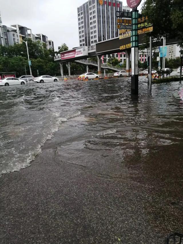 昆明多处路段淹水,有人送娃被堵一个多小时,各部门全力保疏通